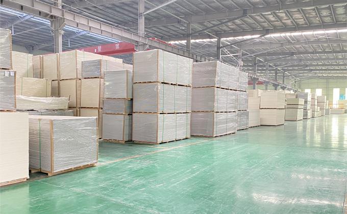 SPC 壁パネル 新しいイノベーション 600*2440*4mm 防水石 プラスチック 環境に優しい 木 穀物 縫い目のないロック 内装板 浴室用 11