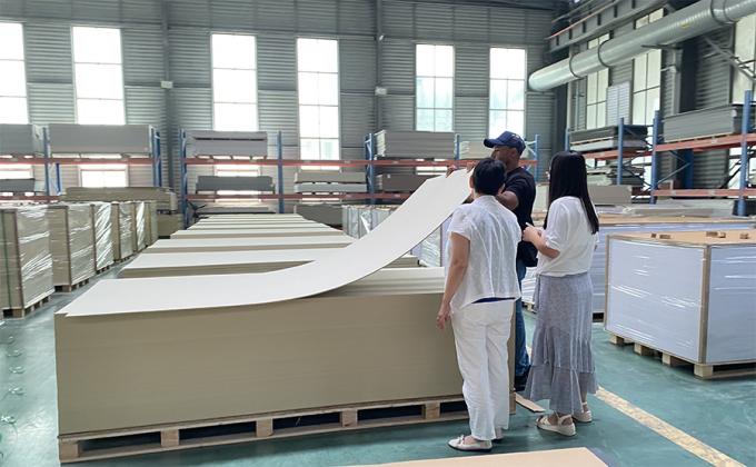 SPC 壁パネル 新しいイノベーション 600*2440*4mm 防水石 プラスチック 環境に優しい 木 穀物 縫い目のないロック 内装板 浴室用 12